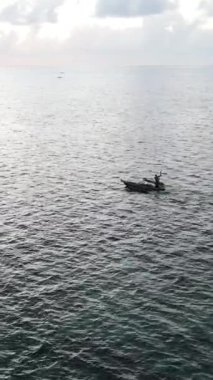 Tanzanya 'nın Zanzibar kıyısındaki okyanusta dikey video tekneleri