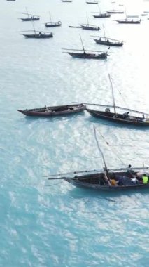 Tanzanya 'nın Zanzibar kıyısındaki okyanusta dikey video tekneleri