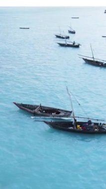 Tanzanya 'nın Zanzibar kıyısındaki okyanusta dikey video tekneleri