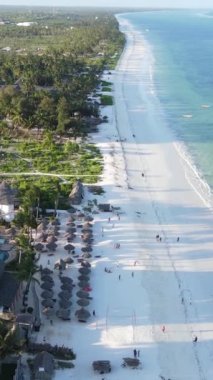 Tanzanya 'nın Zanzibar kıyısındaki okyanusta dikey video tekneleri