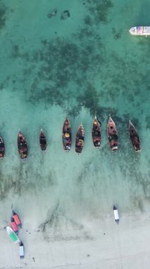 Tanzanya 'nın Zanzibar kıyısındaki okyanusta dikey video tekneleri