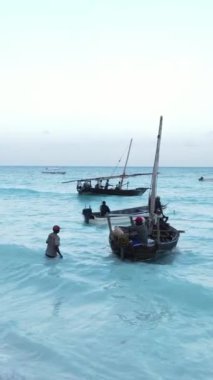 Tanzanya 'nın Zanzibar kıyısındaki okyanusta dikey video tekneleri