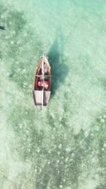 Tanzanya 'nın Zanzibar kıyısındaki okyanusta dikey video tekneleri