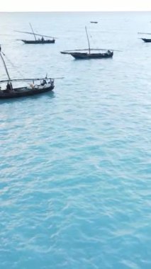 Tanzanya 'nın Zanzibar kıyısındaki okyanusta dikey video tekneleri