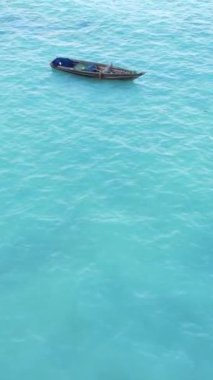 Tanzanya 'nın Zanzibar kıyısındaki okyanusta dikey video tekneleri