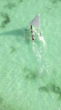 Tanzanya 'nın Zanzibar kıyısındaki okyanusta dikey video tekneleri