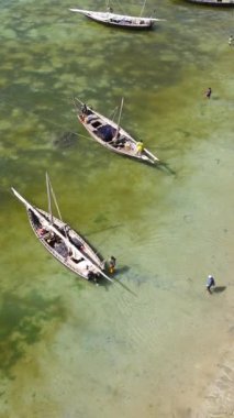 Tanzanya 'nın Zanzibar kıyısındaki okyanusta dikey video tekneleri