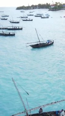 Tanzanya 'nın Zanzibar kıyısındaki okyanusta dikey video tekneleri
