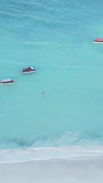 Vertikální video čluny v oceánu u pobřeží Zanzibaru, Tanzanie