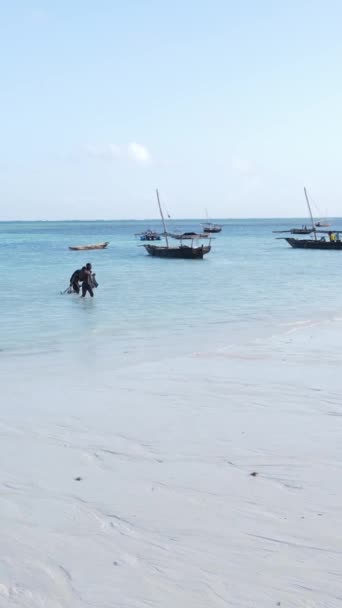 Video barcos verticales en el océano cerca de la costa de Zanzíbar, Tanzania — Vídeos de Stock