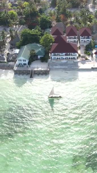 Verticale videoboten in de oceaan bij de kust van Zanzibar, Tanzania — Stockvideo