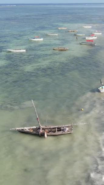 Vertical video boats in the ocean near the coast of Zanzibar, Tanzania — Stock Video