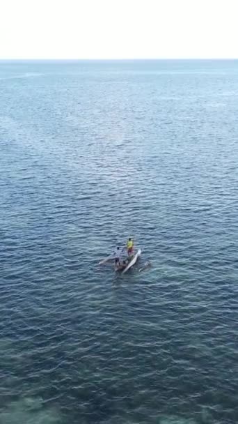 Video barcos verticales en el océano cerca de la costa de Zanzíbar, Tanzania — Vídeos de Stock