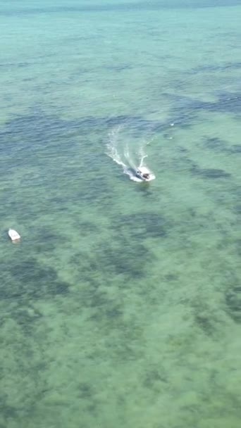 Tanzanya 'nın Zanzibar kıyısındaki okyanusta dikey video tekneleri — Stok video