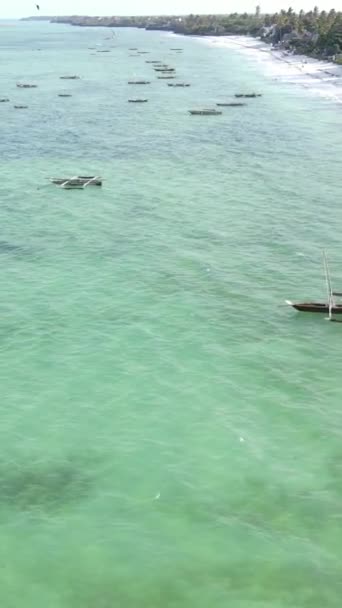 Tanzanya 'nın Zanzibar kıyısındaki okyanusta dikey video tekneleri — Stok video