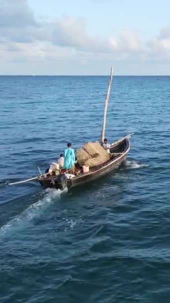 Barcos de vídeo verticais no oceano perto da costa de Zanzibar, na Tanzânia — Vídeo de Stock