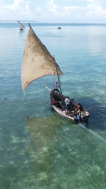 坦桑尼亚桑给巴尔海岸附近海域的垂直视频船 — 图库视频影像
