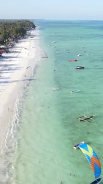 Tanzanya 'nın Zanzibar kıyısındaki okyanusta dikey video tekneleri