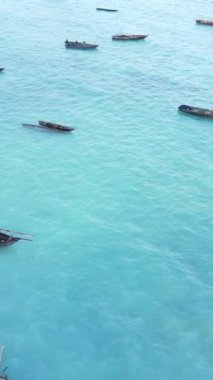 Tanzanya 'nın Zanzibar kıyısındaki okyanusta dikey video tekneleri