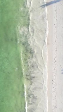 Tanzanya 'nın Zanzibar kıyısındaki okyanusta dikey video tekneleri