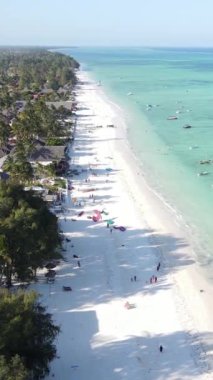 Tanzanya 'nın Zanzibar adasındaki plajın dikey videosu