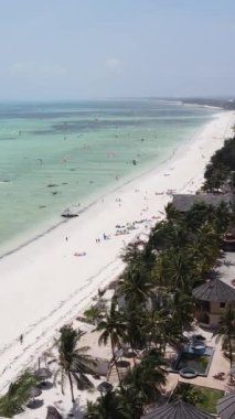 Tanzanya 'nın Zanzibar adasındaki plajın dikey videosu