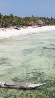 Tanzanya 'nın Zanzibar adasındaki plajın dikey videosu