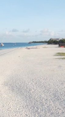 Tanzanya 'nın Zanzibar adasındaki plajın dikey videosu