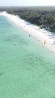 Tanzanya 'nın Zanzibar adasındaki plajın dikey videosu