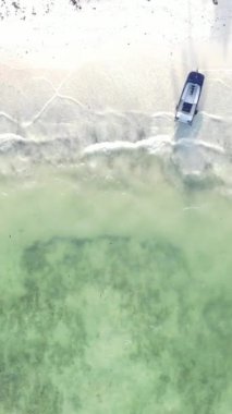 Tanzanya 'nın Zanzibar adasındaki plajın dikey videosu