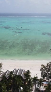 Tanzanya 'nın Zanzibar kıyısındaki okyanusun dikey videosu