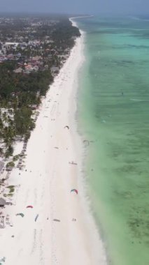 Tanzanya 'nın Zanzibar kıyısındaki okyanusun dikey videosu