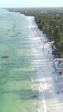 Tanzanya 'nın Zanzibar kıyısındaki okyanusun dikey videosu