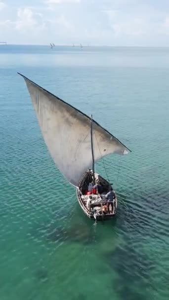 タンザニアのザンジバル海岸近くの海の垂直ビデオボート — ストック動画