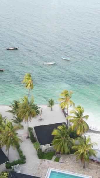 Vertikala videobåtar i havet nära kusten i Zanzibar, Tanzania — Stockvideo