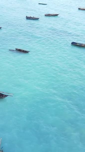 Video barche verticali nell'oceano vicino alla costa di Zanzibar, Tanzania — Video Stock