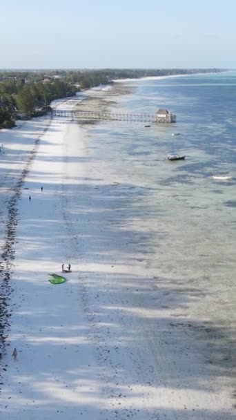 Vídeo vertical do oceano perto da costa de Zanzibar, Tanzânia — Vídeo de Stock