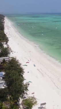 Tanzanya 'nın Zanzibar kıyısındaki okyanusun dikey videosu