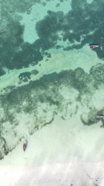 Tanzanya 'nın Zanzibar kıyısındaki okyanusun dikey videosu