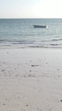 Tanzanya 'nın Zanzibar kıyısındaki okyanusun dikey videosu