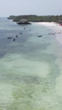 Tanzanya 'nın Zanzibar kıyısındaki okyanusun dikey videosu
