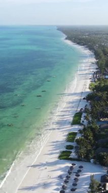 Tanzanya 'nın Zanzibar kıyısındaki okyanusun dikey videosu