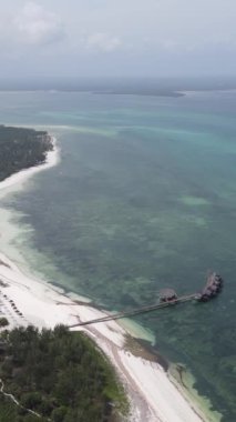 Tanzanya 'nın Zanzibar kıyısındaki okyanusun dikey videosu