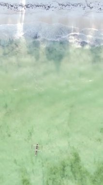 Tanzanya 'nın Zanzibar kıyısındaki okyanusun dikey videosu