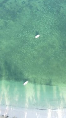 Tanzanya 'nın Zanzibar kıyısındaki okyanusun dikey videosu