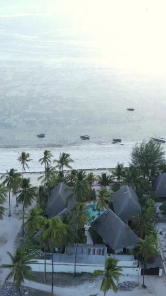 Verticale video van de oceaan bij de kust van Zanzibar, Tanzania — Stockvideo