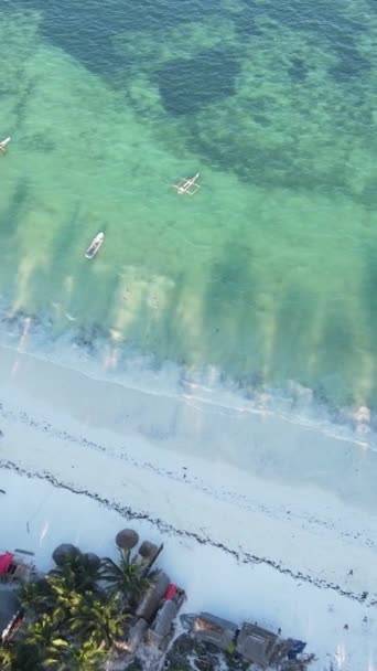 Vídeo vertical del océano cerca de la costa de Zanzíbar, Tanzania — Vídeos de Stock