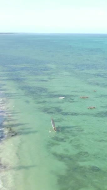 Tanzanya 'nın Zanzibar kıyısındaki okyanusun dikey videosu — Stok video
