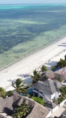 Tanzanya 'nın Zanzibar kıyısındaki okyanusun dikey videosu