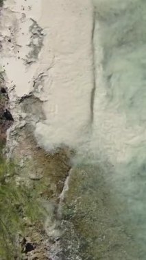 Tanzanya 'nın Zanzibar kıyısındaki okyanusun dikey videosu